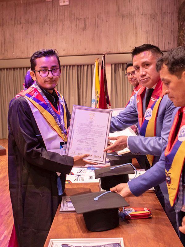 instituto-fdc-ecuador-estudiantes-graduados6