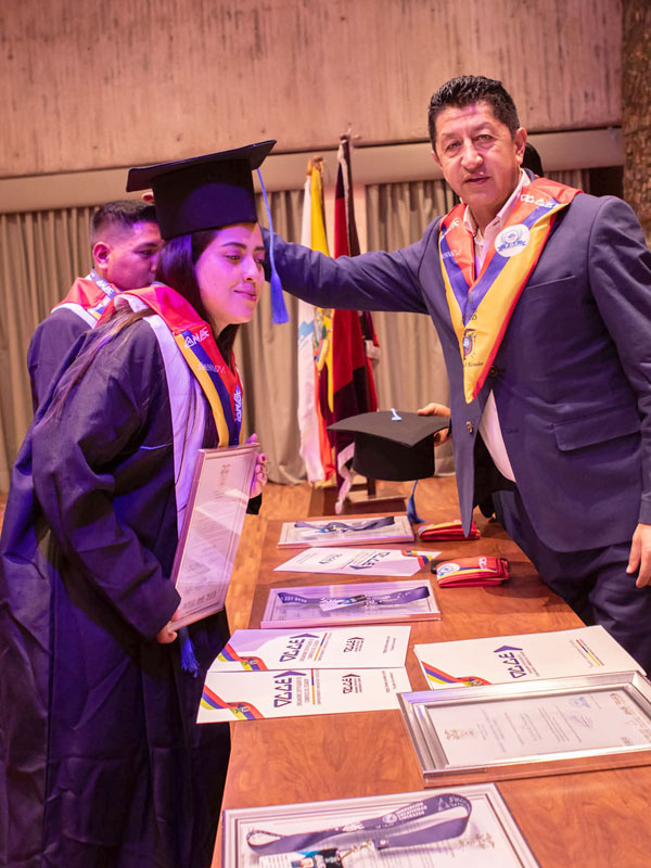 instituto-fdc-ecuador-estudiantes-graduados7