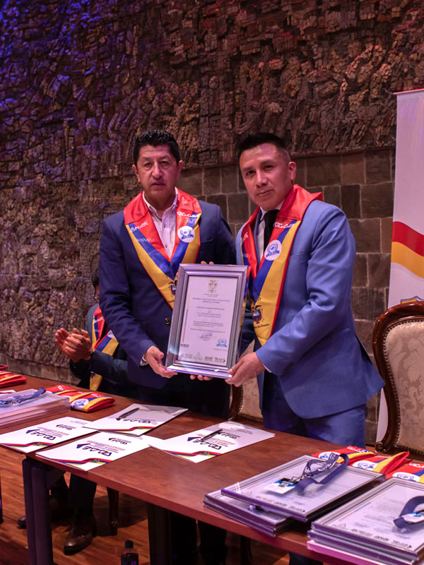 instituto-fdc-ecuador-estudiantes-graduados8