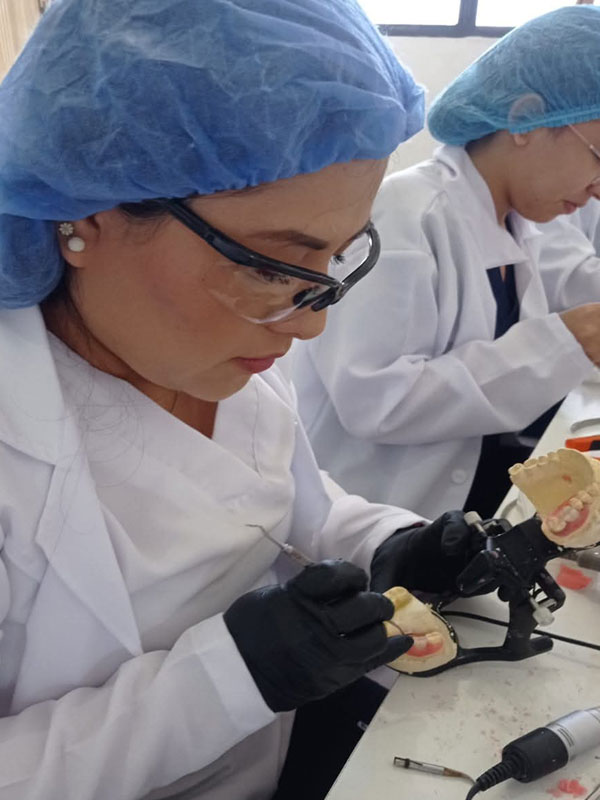 instituto-fdc-ecuador-estudiantes-mecánica-dental1