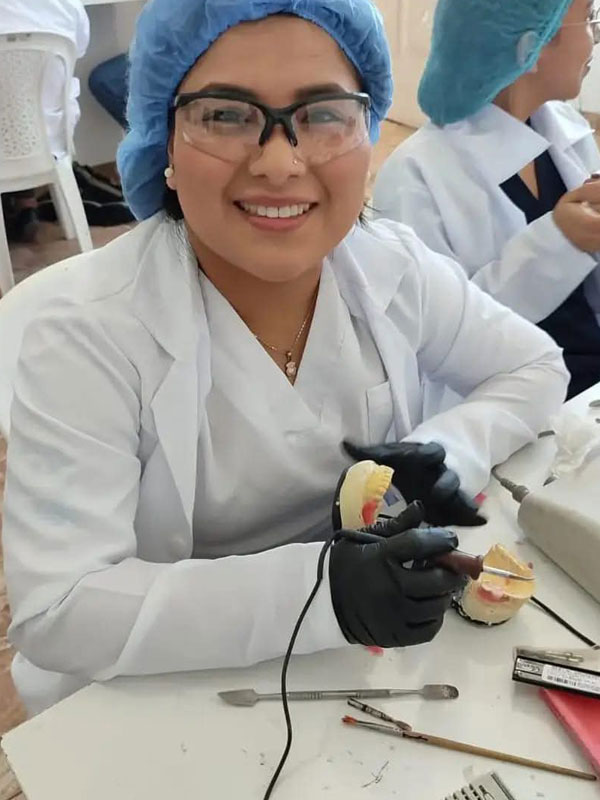 instituto-fdc-ecuador-estudiantes-mecánica-dental2
