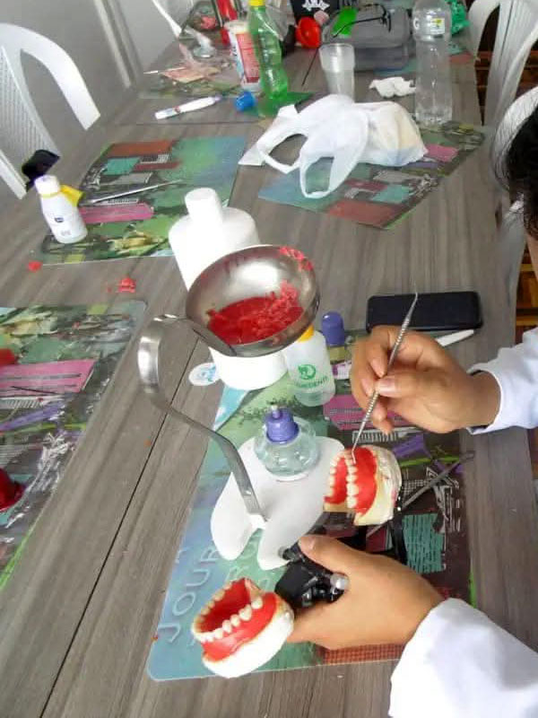 instituto-fdc-ecuador-estudiantes-mecánica-dental4