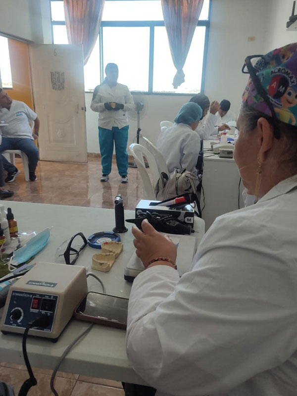 instituto-fdc-ecuador-estudiantes-mecánica-dental7