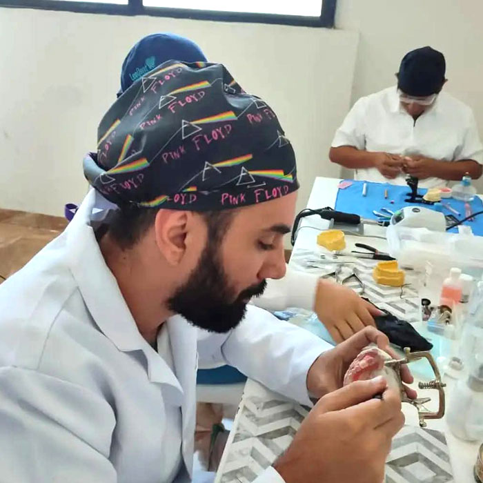 instituto-fdc-ecuador-estudiantes-mecánica-dental9