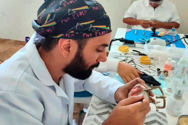 instituto-fdc-ecuador-estudiantes-practicando